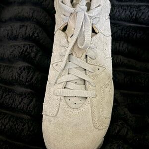 Boys Jordan navy retro 6s size 6.5 new and only been wore once